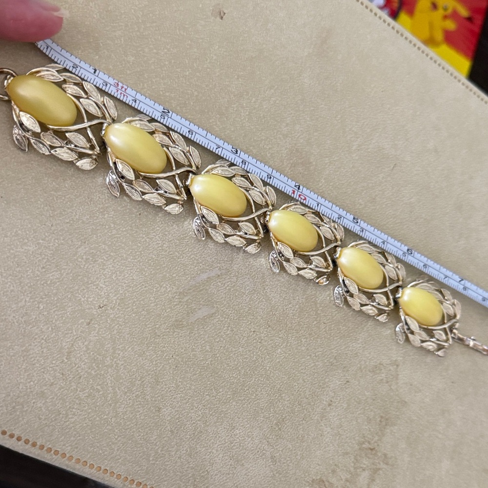 Elegant Gold and Yellow Bracelet 8 in vintage antique jewelry
